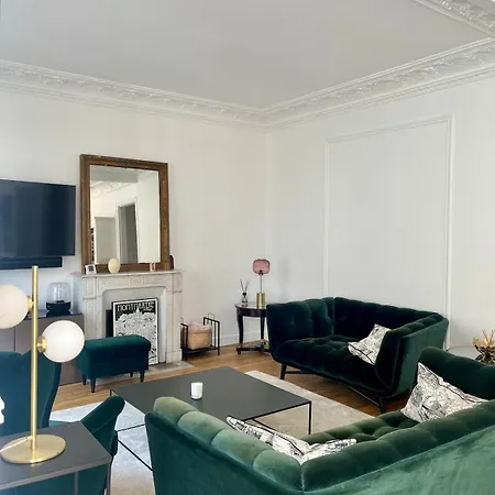 Heart Of Montmartre - 3 Bedrooms & Balcony Apartment *